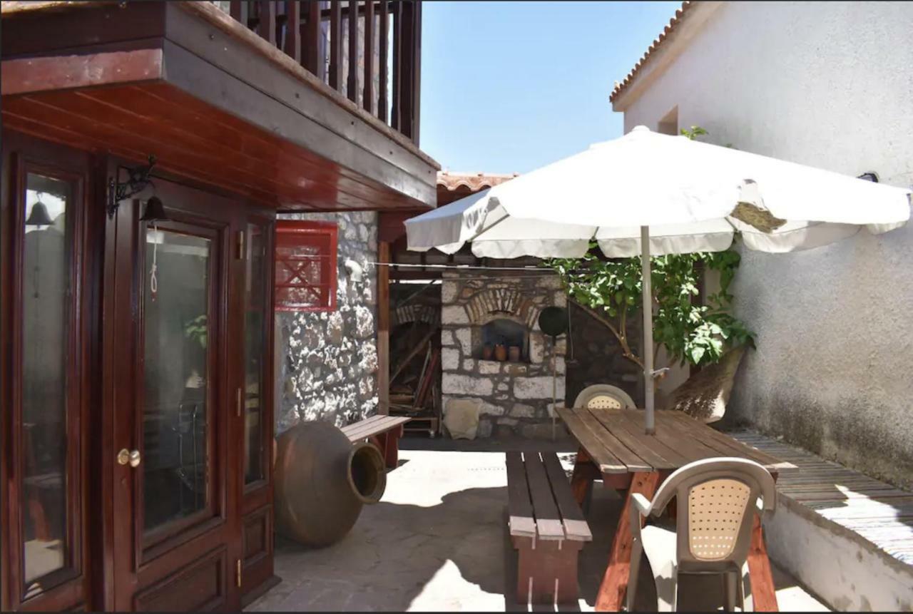 Villa Wood And Stone In The Path Of Lava Antissa Exterior foto
