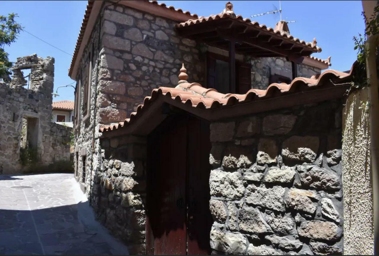 Villa Wood And Stone In The Path Of Lava Antissa Exterior foto
