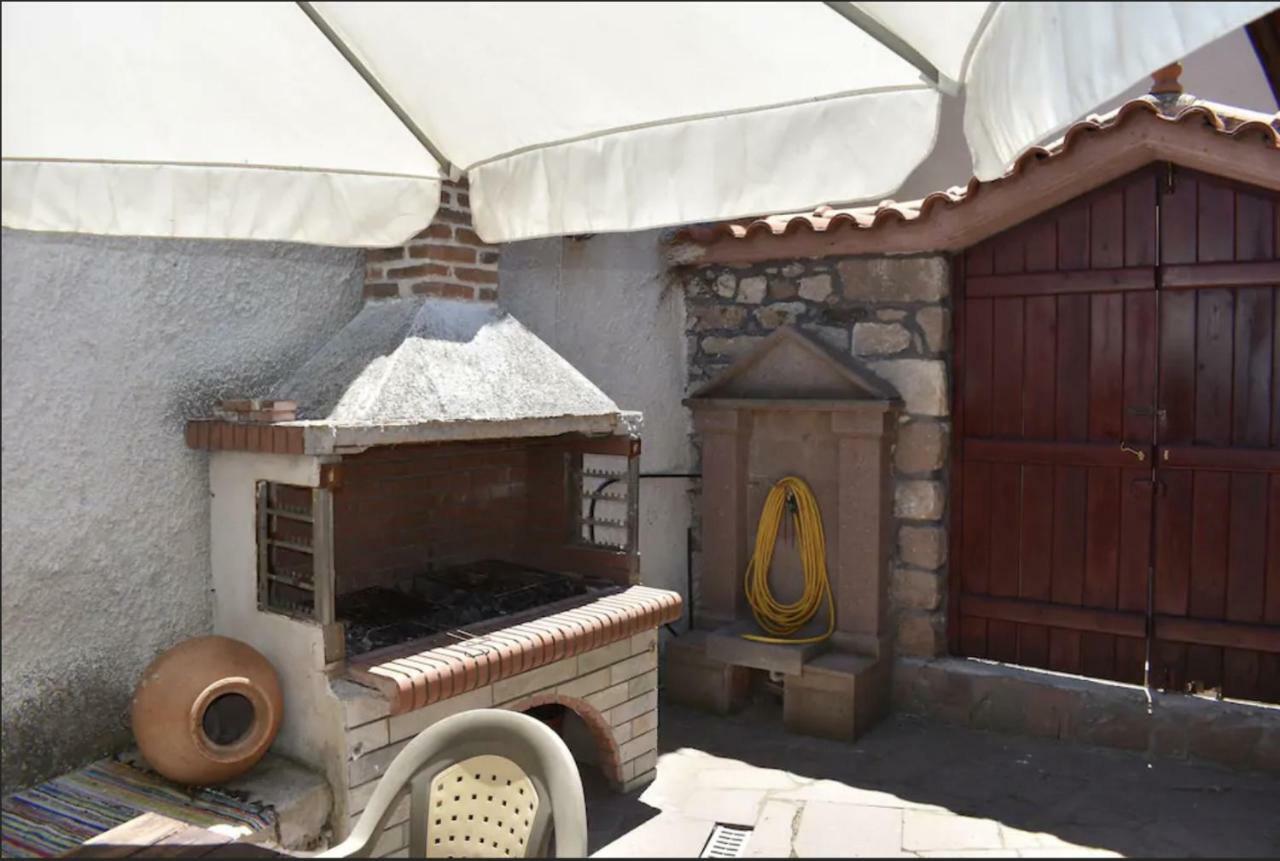 Villa Wood And Stone In The Path Of Lava Antissa Exterior foto
